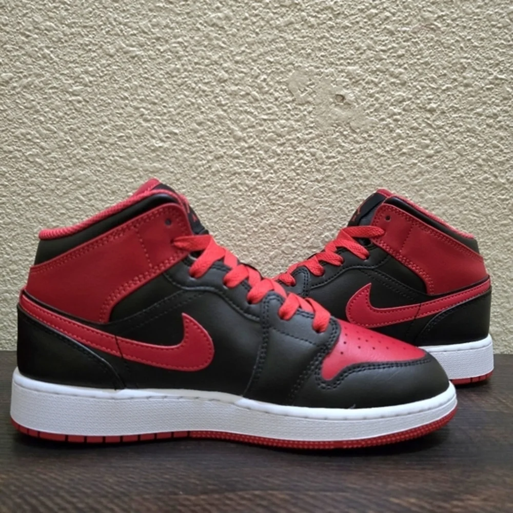 Air Jordan Nike 1 Mid Black Red Sneakers Youth Size 5 Retro‎ Basketball Athletic